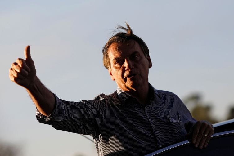 Bolsonaro diz que sancionará projeto que amplia posse de arma no campo Presidente Jair Bolsonaro chega ao Palácio do Alvorada - Reuters/Adriano Machado