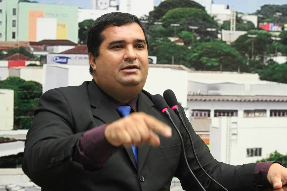 Vereadores de Dourados aprovam lei contra a dengue que será mais dura Líder do governo, vereador Madson Valente defendeu a lei da dengue (Foto/Divulgação)