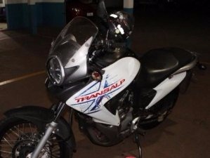 Moto não teve grandes avarias, mas viseira de capacete se soltou, no momento da colisão com o poste. (Foto: A Gazeta News)