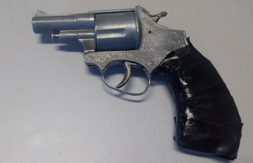 Após roubo de carro, PM prende dois adolescentes no Parque Lageado Simulacro de arma apreendido. PM/Divulgação