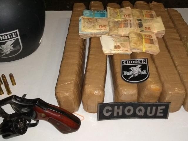 Casal é preso com droga, arma e dinheiro em bairro da Capital