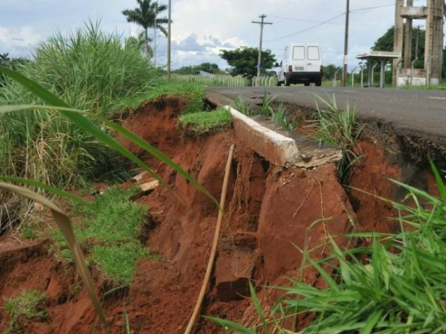 Em vários trechos, margens do rio Anhanduí estão desmoronando e parte da pista está comprometida (Foto: Alcides Neto)

