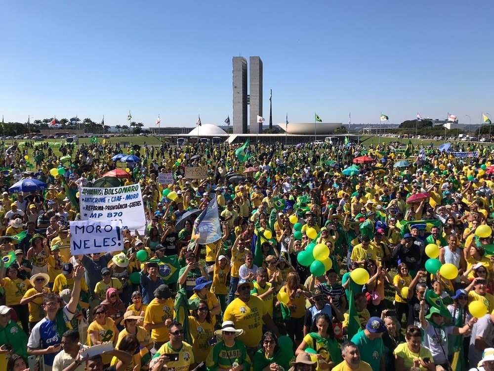 Manifestantes se reúnem em frente ao gramado do Congresso Nacional. Fernanda Calgaro/G1