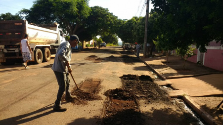Prefeitura inicia tapa-buracos nas Moreninhas e moradores comemoram com Chiquinho Telles