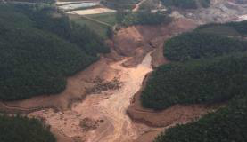 Polícia Civil pede prisão de presidente licenciado da Samarco e mais seis A barragem pertencente à mineradora se rompeu no distrito de Bento Rodrigues, zona rural a 23 quilômetros de MarianaCorpo de Bombeiros/MG - Divulgação