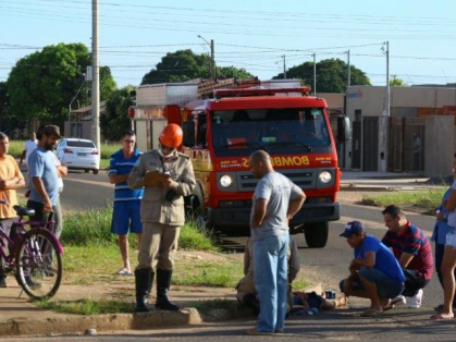 Com falta de médicos, socorro de vítimas do trânsito fica mais demorado Socorristas mobilizam a vítima que sofreu lesão na cabeça (Foto: André Bittar)