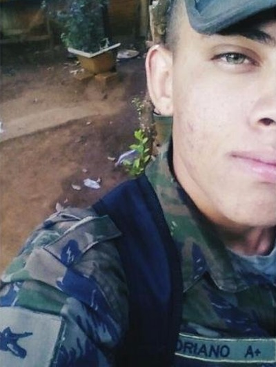 Alexander postou foto com uniforme da Base Aérea pouco antes de assumir o serviço no sábado (23). (Foto: Reprodução/Facebook)