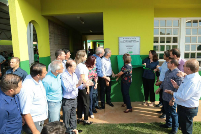 Governador e vereadores durante inauguração de escola em Indápolis (Foto: Divulgação)
