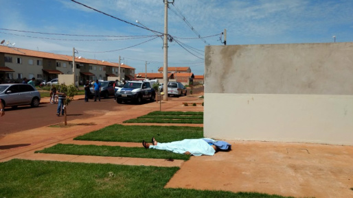 Homem é assassinado pela ex-namorada na Vila Toscana Homem foi morto pela ex-mulher em Dourados - Fotos: Osvaldo Duarte