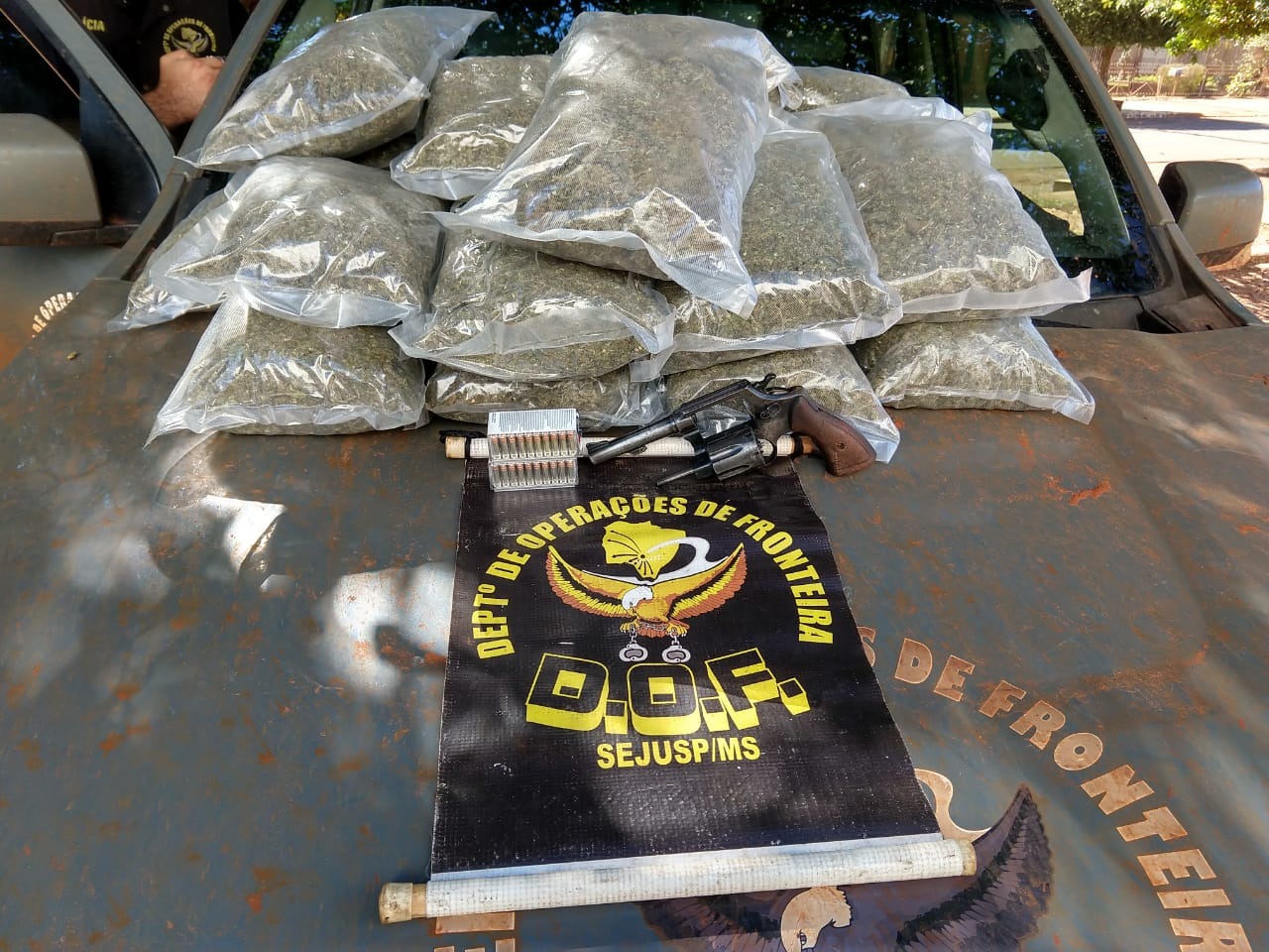 Traficante e batedor são presos com drogas, munições e arma Divulgação