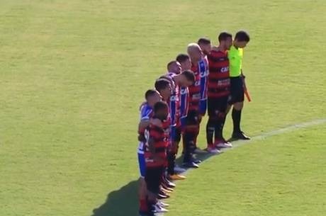 Jogadores se abraçaram antes do início da partida
Reprodução