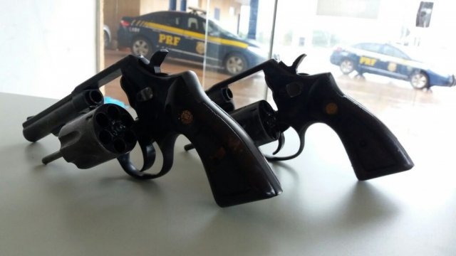 PRF prende homem com carro furtado e armas escondidas em pneu Foto: Divulgação