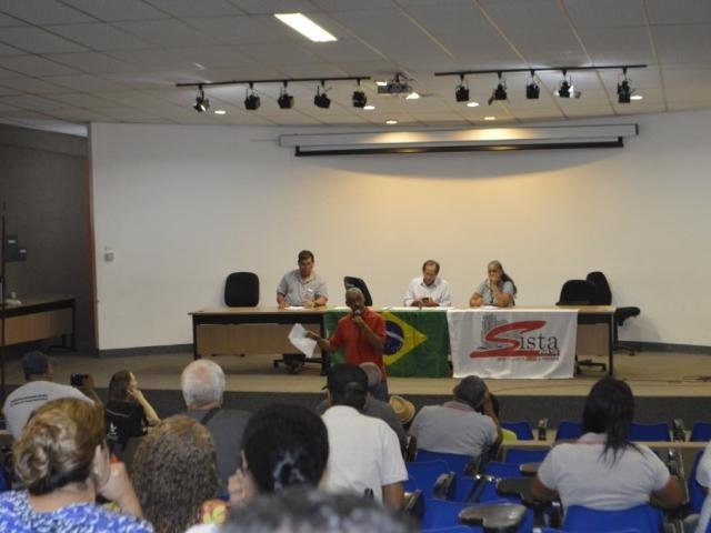 Assembleia geral dos servidores na sexta-feira (Foto: Divulgação)