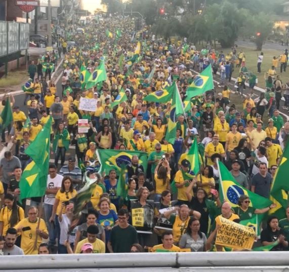 Presidente destaca "caráter pacífico" de atos em defesa do governo Manifestação em Campo Grande. Rede Social