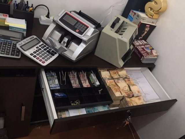 Dinheiro apreendido em endereço alvo da operação. (Foto: Divulgação/ Gaeco)