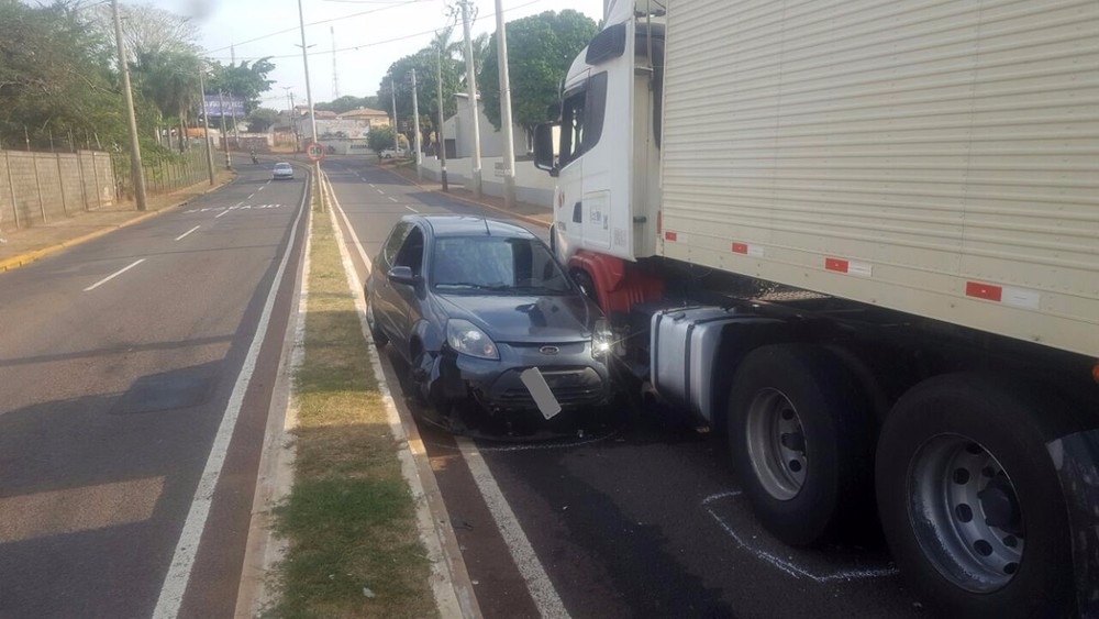 Carro parou na contramão após colisão com caminhão na avenida Eduardo Elias Zahran (Foto: Edmar Melo)