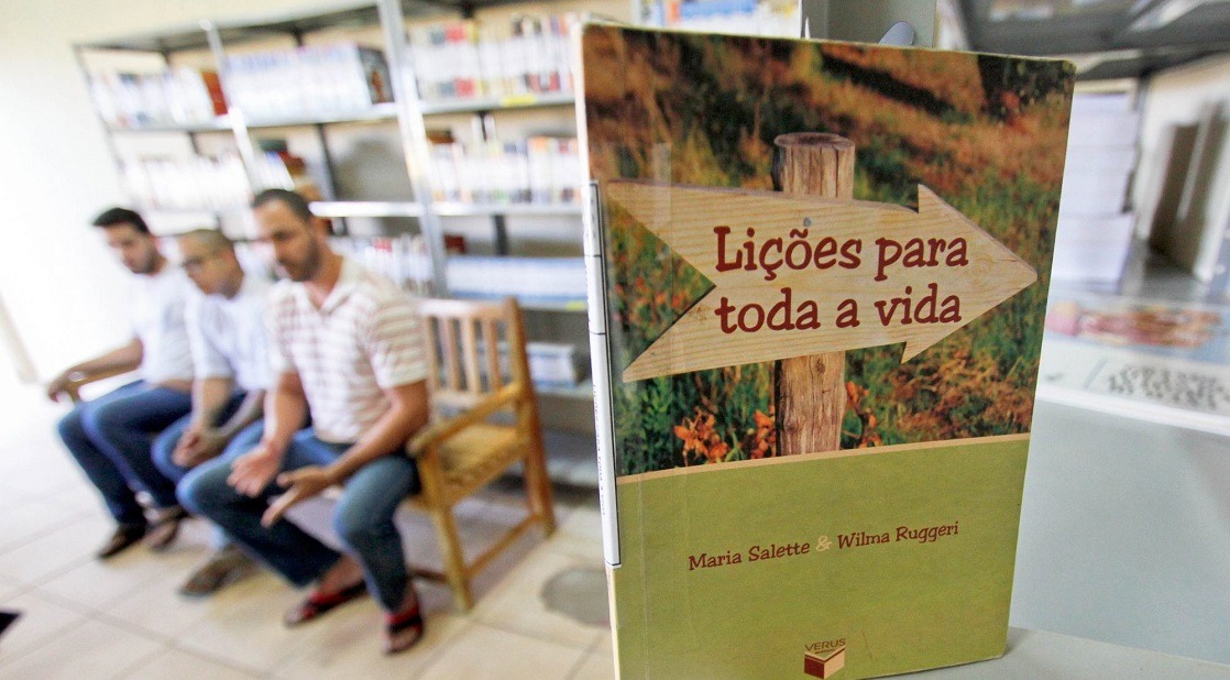 Leitura que liberta: presos usam tempo ocioso do cárcere para ler livros e diminuir pena Saul Schramm