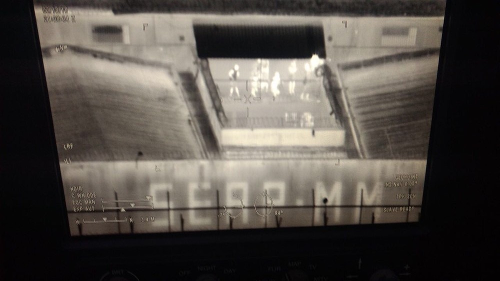 Imagem de helicóptero da PM mostra movimentação no terraço do Milton Dias (Foto: Reprodução)