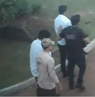 Dupla de motoristas no momento da prisão