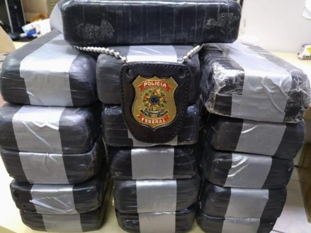 Polícia Federal apreende 17 quilos de cocaína em mala de boliviana Polícia Federal apreende 17 quilos de cocaína em mala de boliviana
