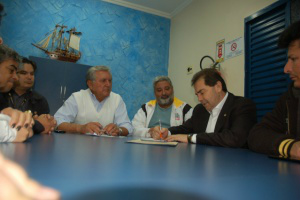 Deputado Paulinho da Força assina documento
