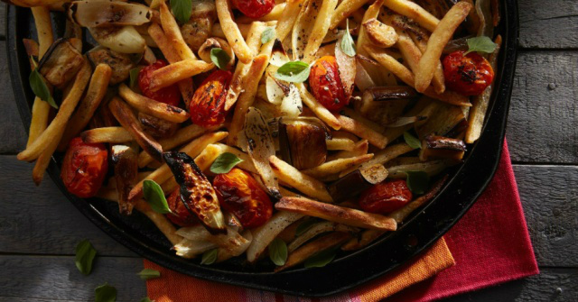 Saiba preparar batatas assadas em marinada mediterrânea