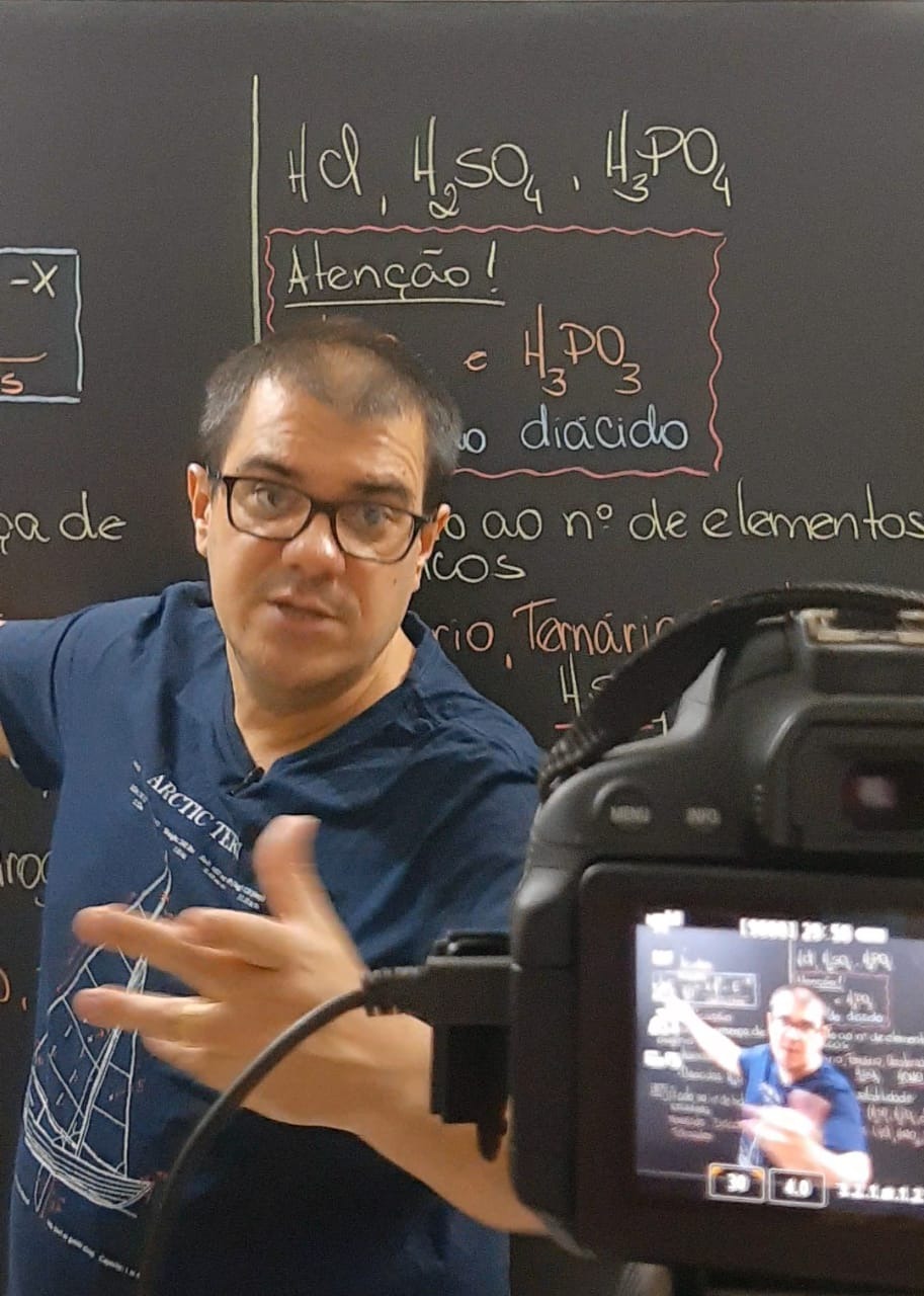 Com linguagem simples e canal no Youtube; Professor mostra que Química não é bicho de sete cabeças Divulgação