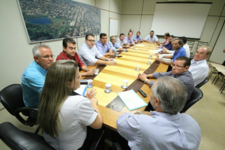 Após cumprir agenda, governador é recepcionado pelos vereadores na câmara de Dourados