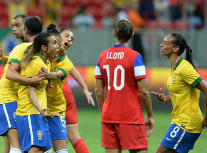 Com 3 de Marta, Brasil vence EUA de virada e está na final Jogadoras vibram com virada brasileira
Foto: Evaristo Sá / AFP