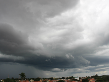 Calor e umidade devem provocar chuva na segunda-feira em MS Céu de Campo Grande nesta tarde de domingo (14) (Foto: Gabriela Pavão/ G1 MS)