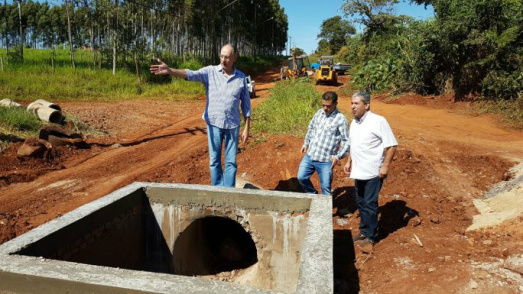Prefeito visita bairros e acompanha execução de obras que beneficiam moradores de Ponta Porã Prefeito visita bairros e acompanha execução de obras que beneficiam moradores de Ponta Porã