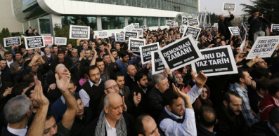 UE diz que buscas da Turquia em meios de comunicação vão contra valores europeus Funcionários do grupo turco de mídia Zaman protestam em Istambul contra ação da polícia
