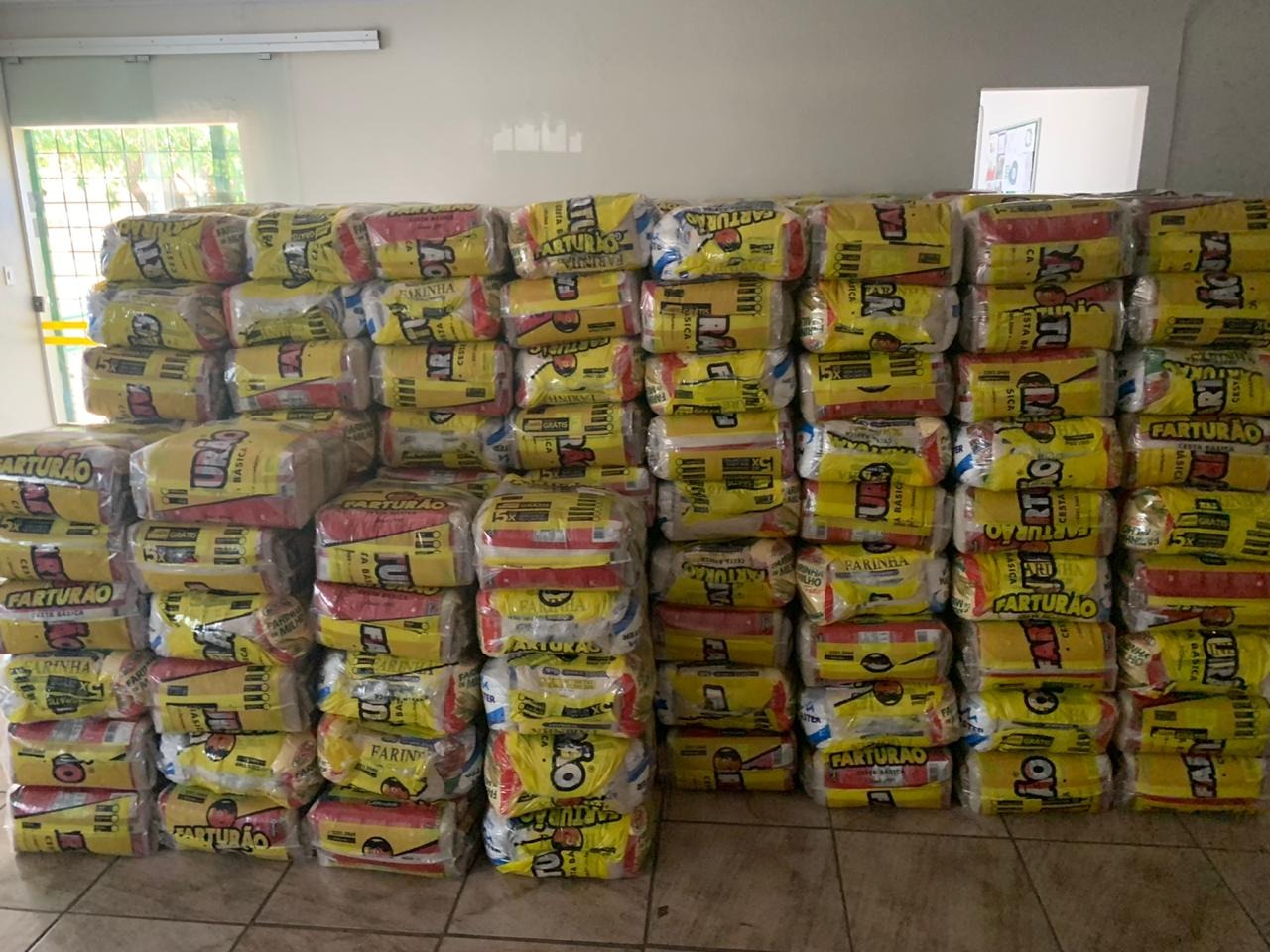 Associação de Moradores e Fundação Banco do Brasil doam quase 800 cestas básicas na capital