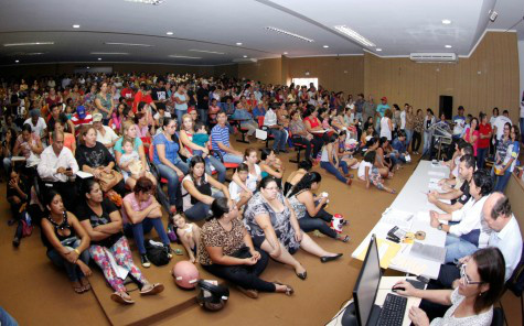 Famílias lotam CAM para acompanhar sorteio de casa realizado pela prefeitura de Dourados (Foto/Chico Leite/Assecom)