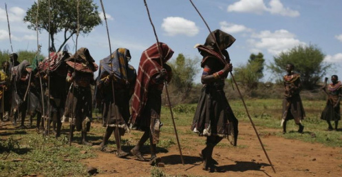 Meninas da etnia Pokot passam por ritual de maioridade e já saem casadas no Quênia Siegfried Modola/Reuters