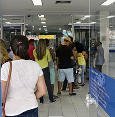Agências bancárias fecham nesta sexta e só reabrem na terça-feira Agências bancárias fecham nesta sexta e só reabrem na terça-feira