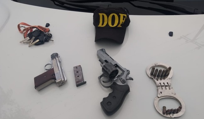 Homem é preso com duas armas e com veículo adulterado Homem é preso com duas armas e com veículo adulterado