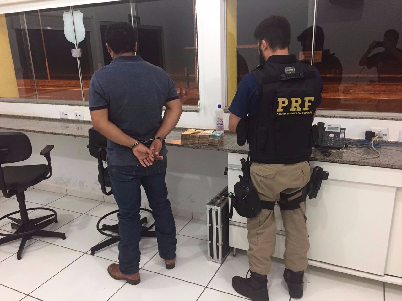 Dinheiro foi apreendido pela PRF - Fotos: Divulgação/PRF