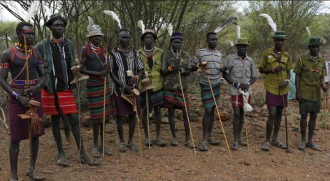 Meninas da etnia Pokot passam por ritual de maioridade e já saem casadas no Quênia Siegfried Modola/Reuters