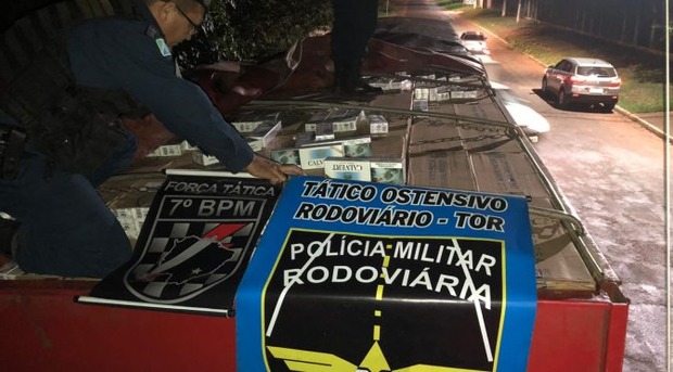 Carreta com quase meio milhão de maços de cigarro é apreendida Carreta com quase meio milhão de maços de cigarro é apreendida