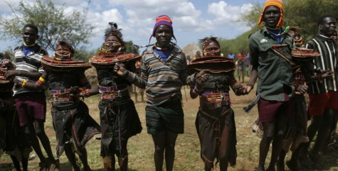 Meninas da etnia Pokot passam por ritual de maioridade e já saem casadas no Quênia Siegfried Modola/Reuters