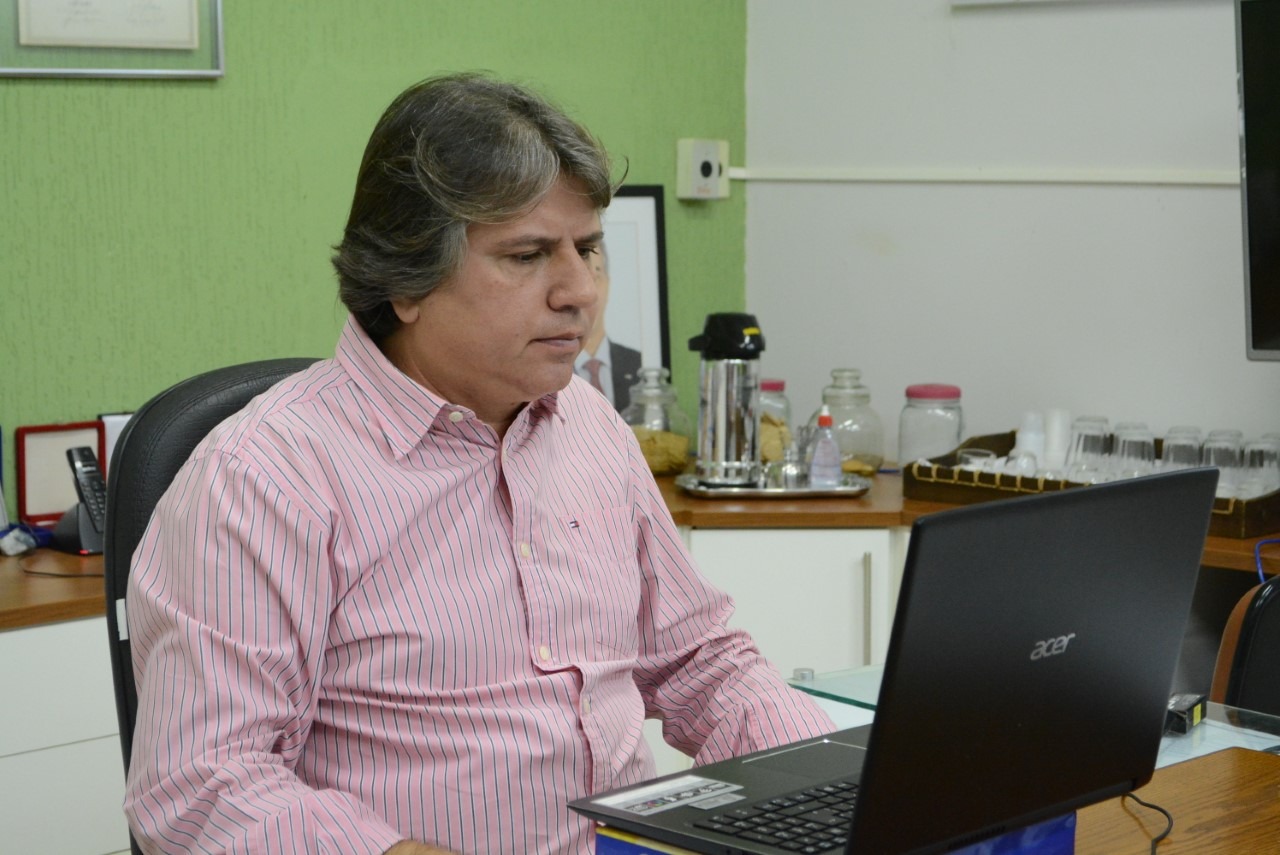 Após sanção presidencial, prefeitos esperam fôlego financeiro de R$ 461 milhões Caravina fala com Gladimir Aroldi, presidente da CNM. Assecom/Bataguassu