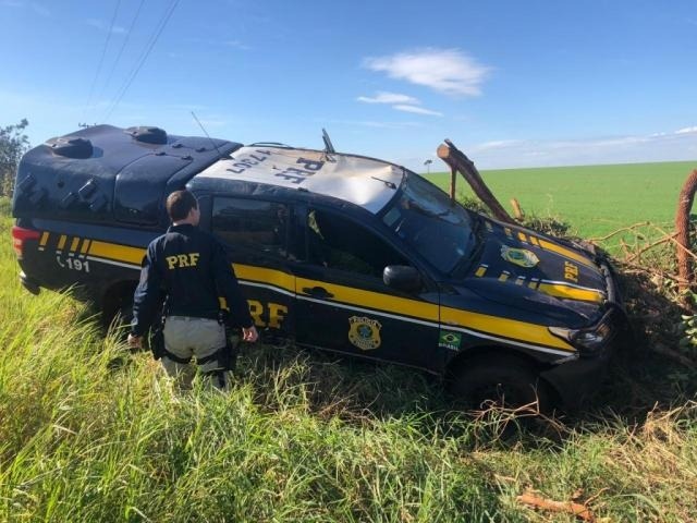 PRF capota viatura em perseguição a traficantes na BR-463 Divulgação