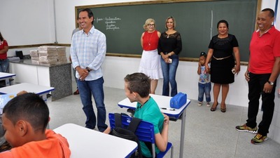 Prefeito vistoria escola Viradas do Campo no primeiro dia de aula Prefeito vistoria escola Viradas do Campo no primeiro dia de aula
