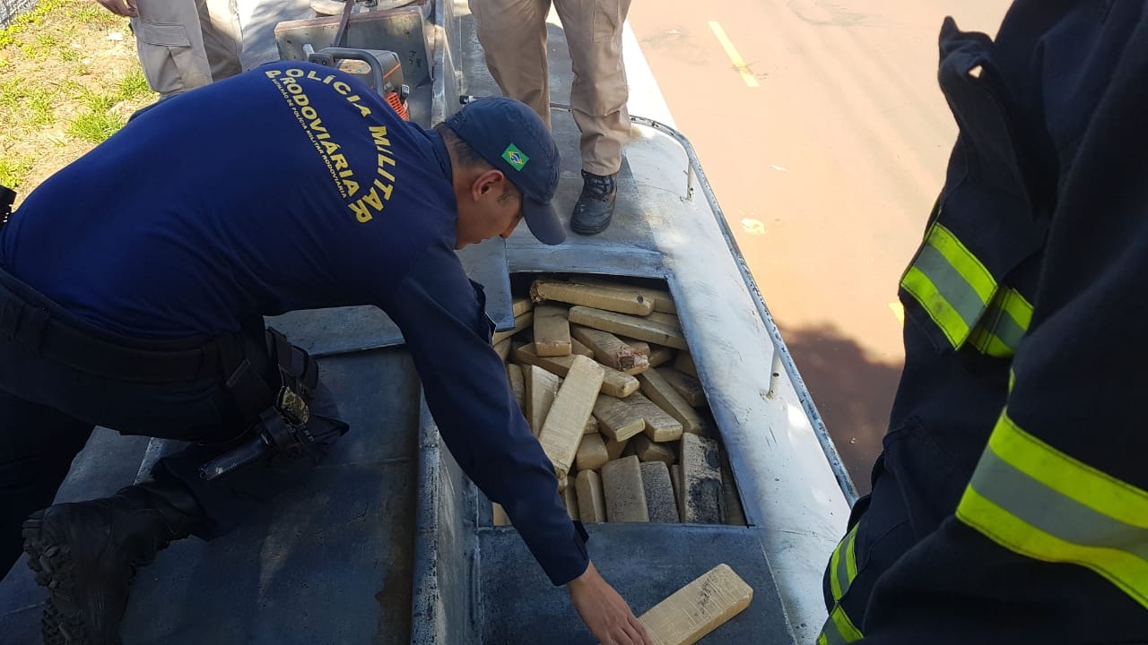 PMR e PF apreendem caminhão tanque com quase 6 toneladas de drogas