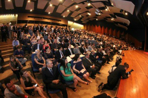 Solenidade de diplomação tem auditório lotado e até fila para entrar (Foto: Alcides Neto)