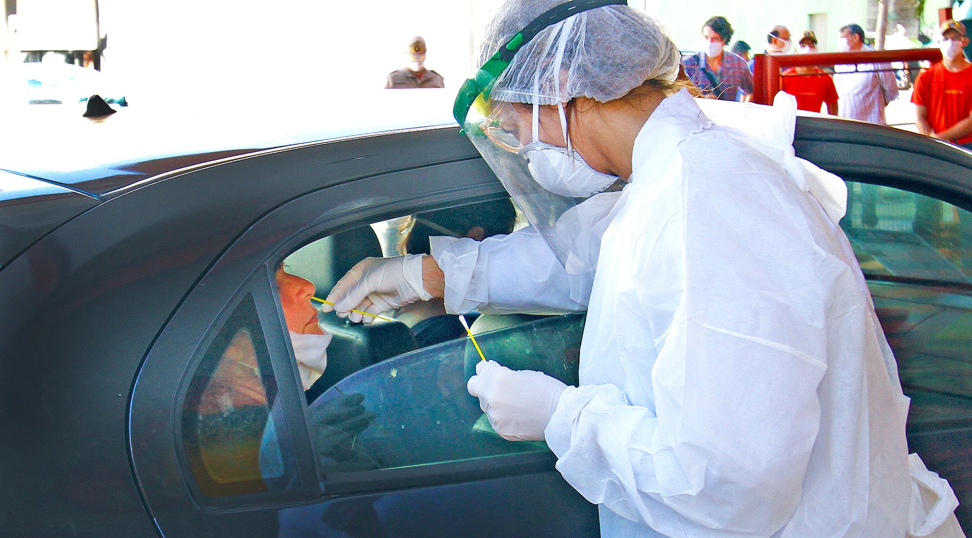 Sistema drive thru coronavírus amplia atendimento e coleta quase três mil amostras para exames Sistema drive thru coronavírus amplia atendimento e coleta quase três mil amostras para exames