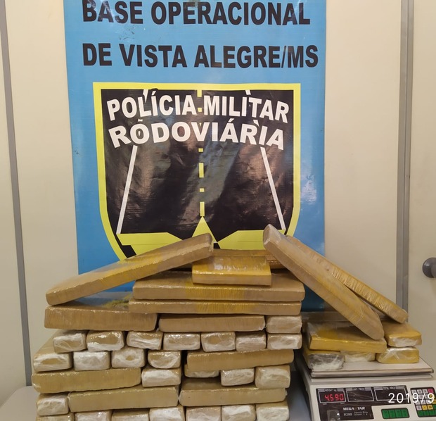 PMR apreende adolescente com mais de 50 kg de maconha na MS-164 PMR apreende adolescente com mais de 50 kg de maconha na MS-164