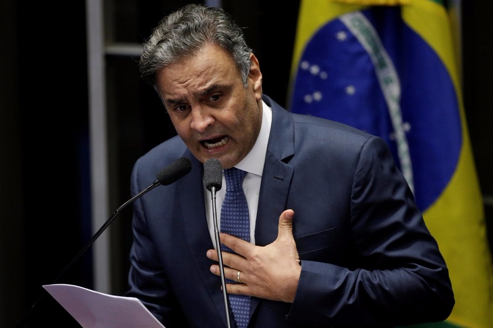 STF nega prisão, mas afasta do mandato e manda Aécio não sair de casa à noite O senador Aécio Neves (PSDB-MG) durante discurso em julho, no plenário, ao retornar ao Senado após o primeiro afastamento (Foto: Ueslei Marcelino/Reuters)