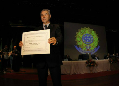 Reinaldo durante cerimônia realizada ontem no TRE em Campo Grande (Foto: Divulgação)